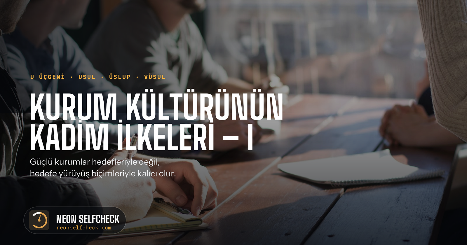 Toplantı masası etrafında istişare eden bir ekip; usul, üslup ve vüsul dengesini anlatan kapak görseli — "Varmak yetmez; nasıl vardığın önemlidir"
